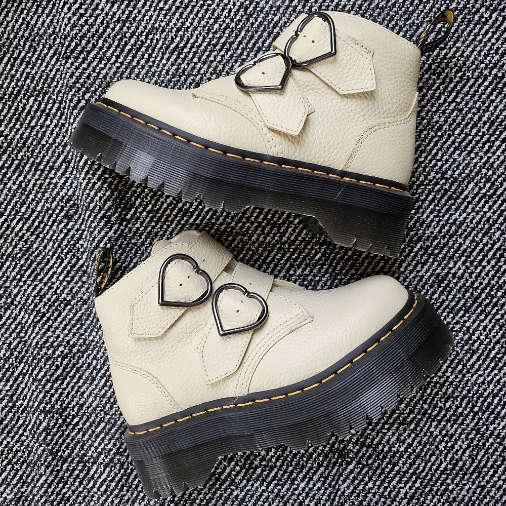 Dr. Martens Devon Heart Boots Cream